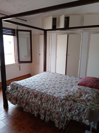 Cama con dosel de madera y tela