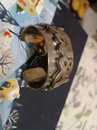 Pulsera plateada con detalles.no hago envío.