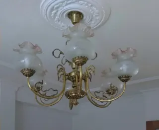 Lámpara vintage dorada con tulipas