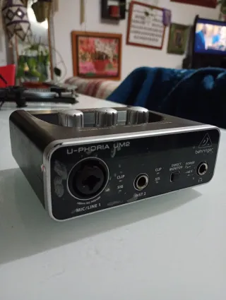 Interfaz Behringer U-Phoria UM2
