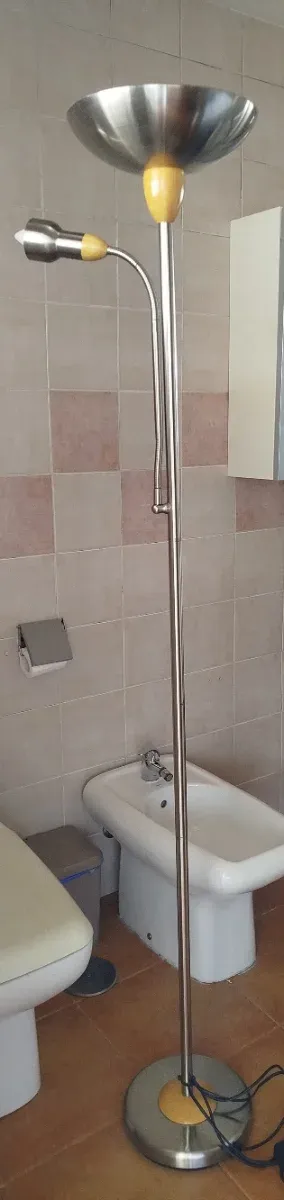 Lámpara de pie plateada y madera