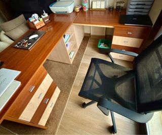 Mesa de estudio/despacho en esquina.