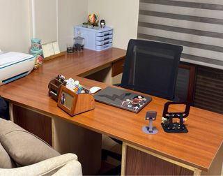 Mesa de estudio/despacho en esquina.