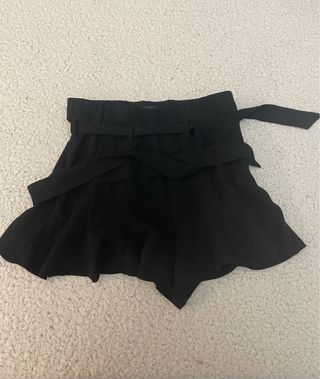 Falda negra con cinturón