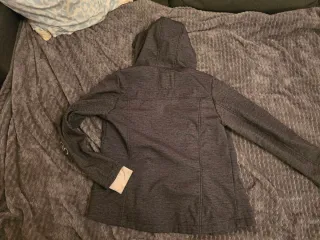 Cortavientos gris orcuro con forro polar