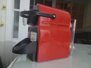 Cafetera de cápsulas roja Nespresso