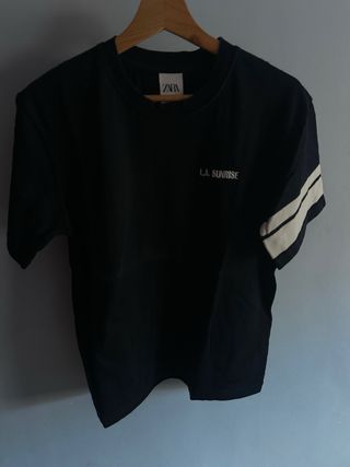 Camiseta ZARA azul marino con rayas