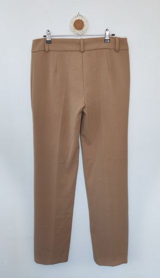 Pantalón camel recto elegante con pinzas