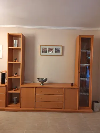 Mueble comedor con estantería y vitrina