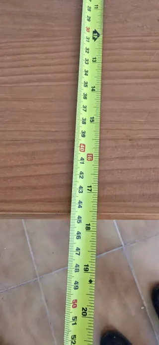 Escritorio de madera marrón