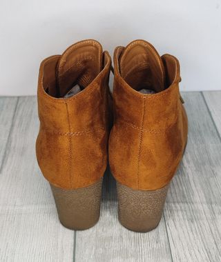 Botines camel con tacón ancho cómodos y elegantes