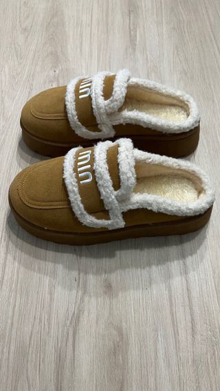 Zuecos marrones con forro blanco