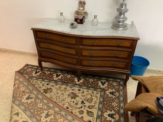 Tocador de madera con mármol