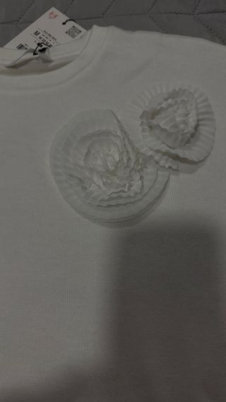 Camiseta blanca con flores bordadas Talla M