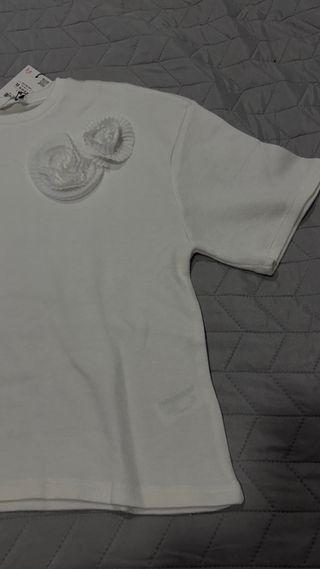 Camiseta blanca con flores bordadas Talla M