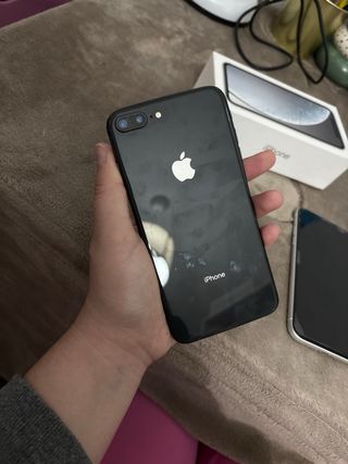Lote 2 iPhones: 8 Plus (nero) e XR (bianco)