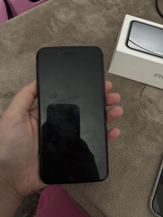 Lote 2 iPhones: 8 Plus (nero) e XR (bianco)