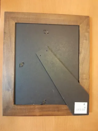 Marco de fotos de madera con detalles metálicos.