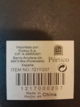 Marco de fotos de madera con detalles metálicos.