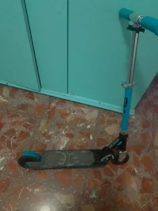 Patinete infantil azul y negro