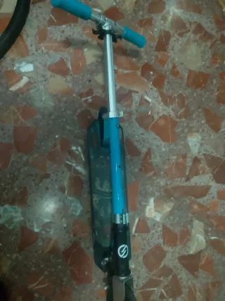 Patinete infantil azul y negro