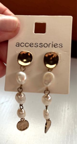 Pendientes largos chapados en oro con perlas