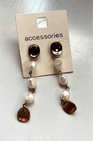Pendientes largos chapados en oro con perlas