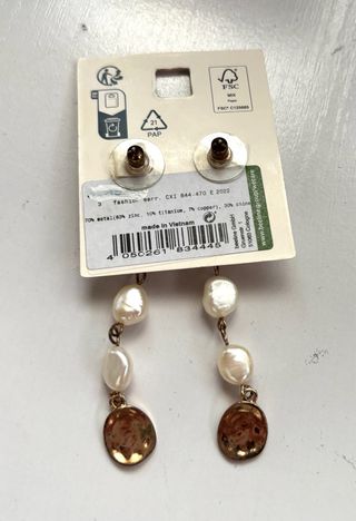 Pendientes largos chapados en oro con perlas