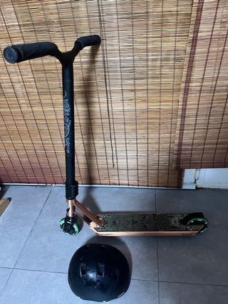 Patinete de trucos freestyle y casco