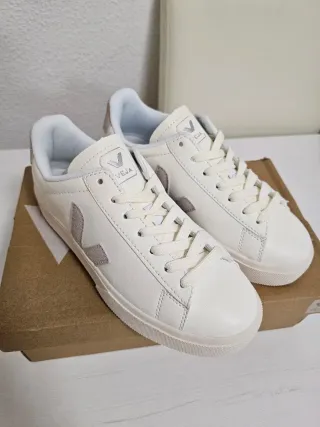 Zapatillas Veja Blancas y Grises