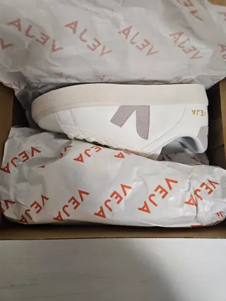 Zapatillas Veja Blancas y Grises