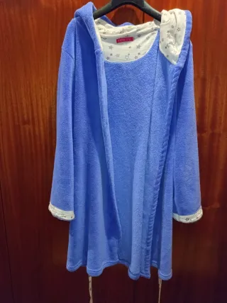 Roupão azul com capuz e estrelas