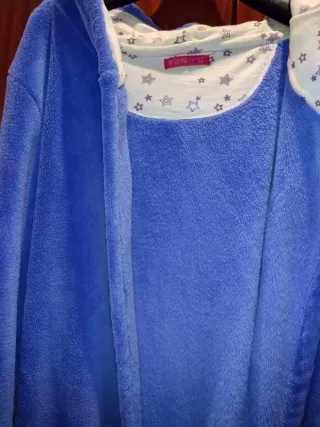 Roupão azul com capuz e estrelas