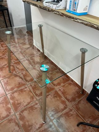 Tavolo in cristallo con gambe in legno e acciaio