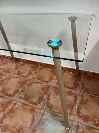 Tavolo in cristallo con gambe in legno e acciaio