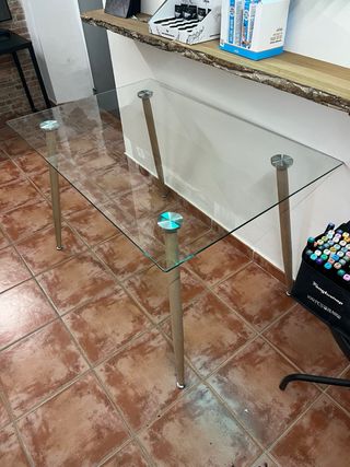 Tavolo in cristallo con gambe in legno e acciaio