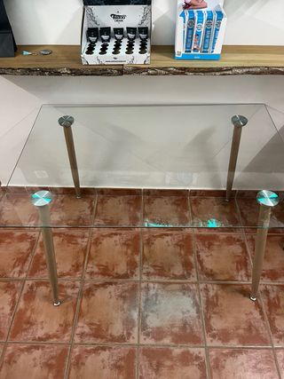 Tavolo in cristallo con gambe in legno e acciaio