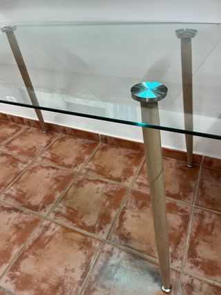 Tavolo in cristallo con gambe in legno e acciaio