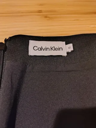 Falda Calvin Klein negra con raya lateral