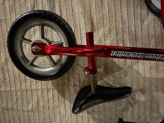 Bicicleta de equilibrio roja