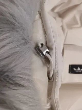 Cazadora Adidas blanca con capucha