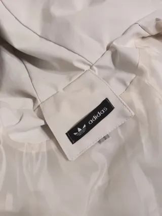 Cazadora Adidas blanca con capucha