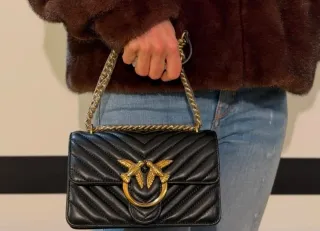 Borsetta Pinko nera con dettagli oro