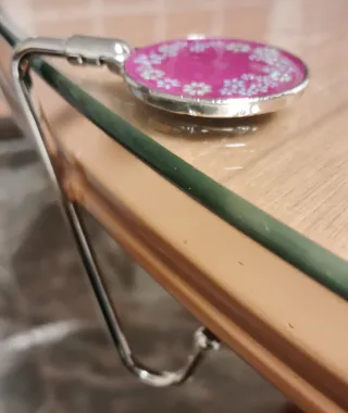 Colgador de bolso con diseño floral