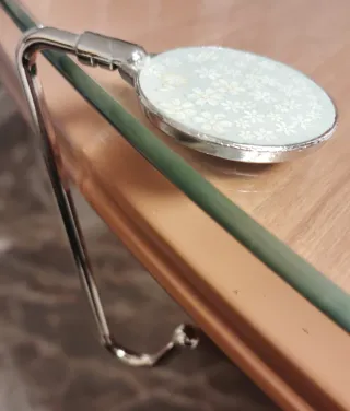 Colgador de bolso con diseño floral