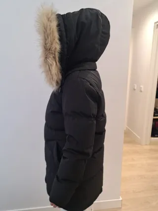 Chaqueta de plumas impermeable negra.