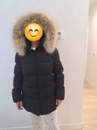 Chaqueta de plumas impermeable negra.