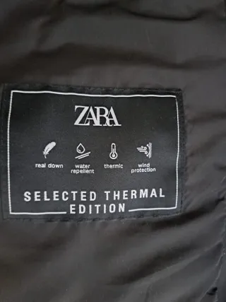 Chaqueta de plumas impermeable negra.