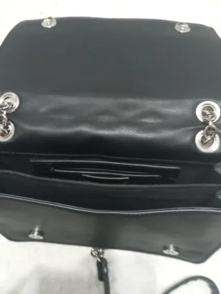 Bolso negro con tachuelas y cadena