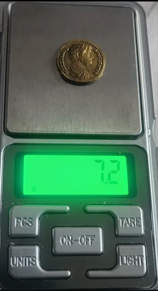 Áureo de Adriano oro puro - Reacuñación moderna.